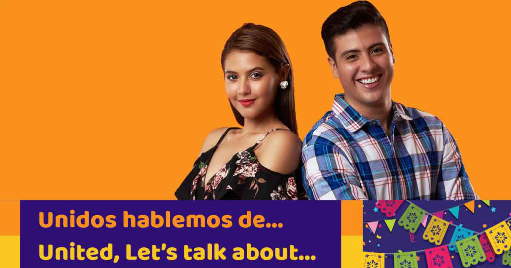 Living-with-asthma-Spanish-community 照片中的两个拉丁裔青年肩并肩看着相机和微笑。它们以橙色为背景,上面写着“Unidos hablemos de…”美联航,我们来谈谈……