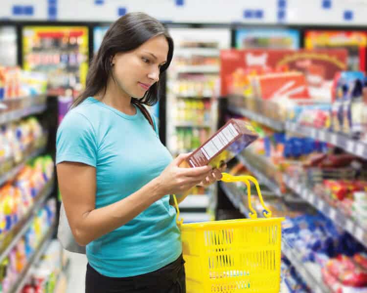 图为一名妇女在杂货店阅读食品标签