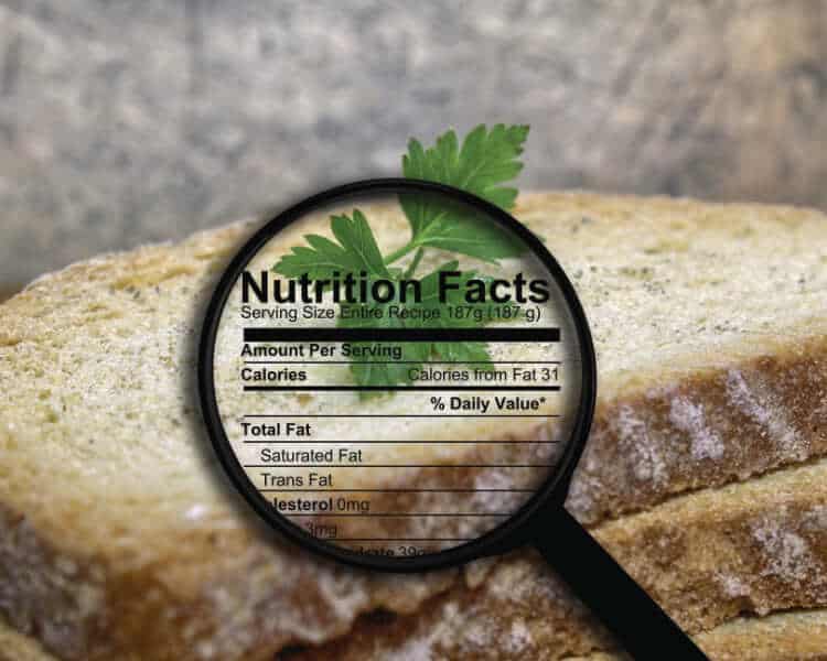 面包的照片，上面有放大镜。放大镜上有一个营养标签，说明过敏原成分的概念。