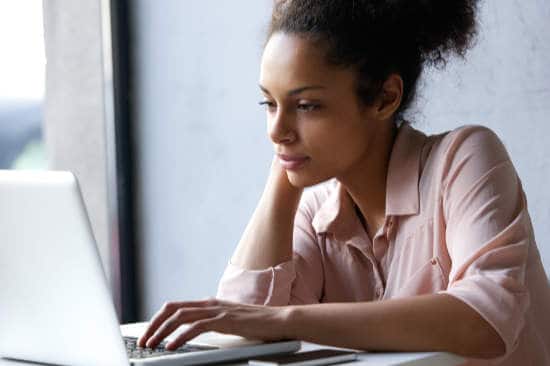 一个年轻的黑人女性在看笔记本电脑的特写