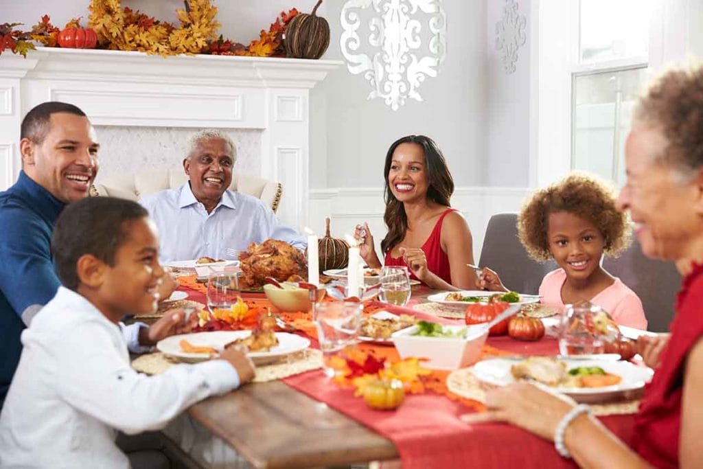 有家庭的感恩节晚餐的照片