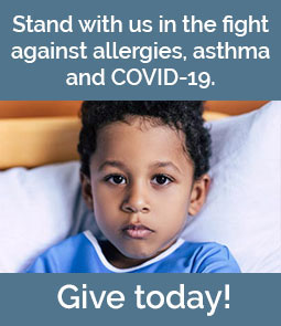 小男孩躺在医院的病床上，他说:“和我们一起抗击过敏、哮喘和Covid-19——今天就付出!”